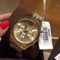klassiek gouden luxe horloge met gouden details met prijskaartje eraan